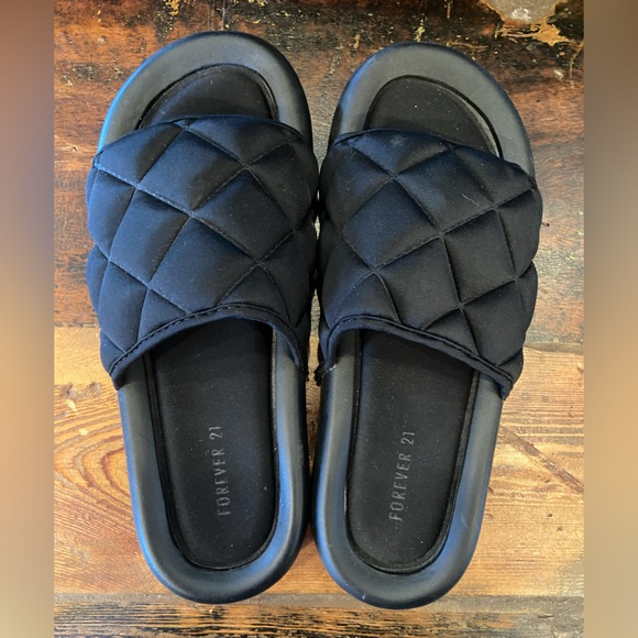 Black quilted slides - women’s size 10 - Picture 4 of 4